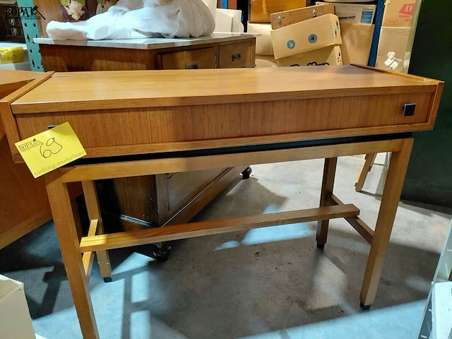 Lot 69 - retro schrijftafel mid-century modern - afbeelding 1 van  5