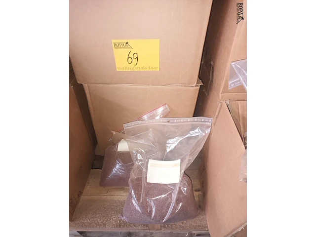 Lot 69 - rookmot quebracho 1 kg. 14 stuks - afbeelding 3 van  3