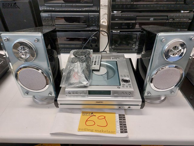 Lot 69 - sanyo micro component system - afbeelding 1 van  4
