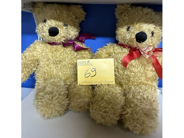 Lot 69 - set klassieke pluche teddyberen - afbeelding 1 van  3