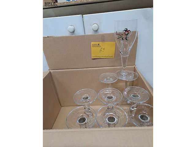 Lot 69 - sportzot glazen - afbeelding 1 van  1