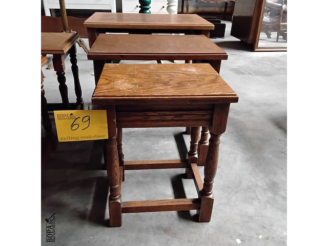 Lot 69 - trio van klassieke houten bijzettafels - afbeelding 1 van  2