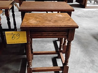 Lot 69 - trio van klassieke houten bijzettafels - afbeelding 1 van  2