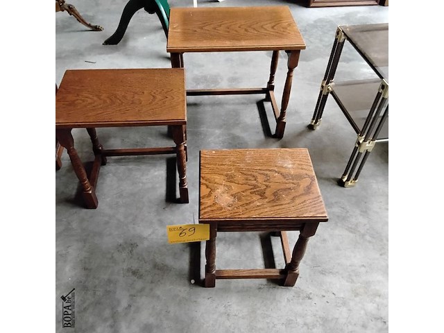 Lot 69 - trio van klassieke houten bijzettafels - afbeelding 2 van  2