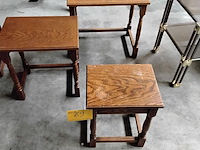 Lot 69 - trio van klassieke houten bijzettafels - afbeelding 2 van  2
