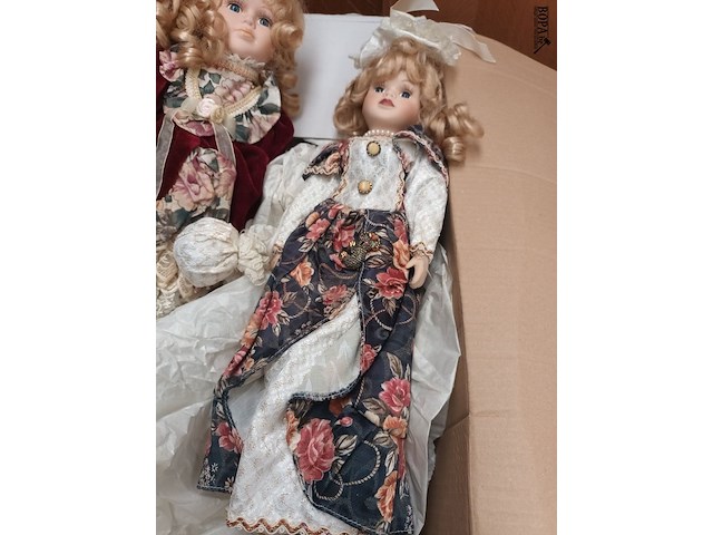 Lot 69 - verzameling poppen - afbeelding 4 van  6