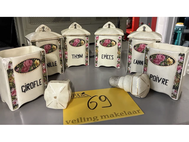 Lot 69 - vintage set witte keramieken kruidenpotjes - afbeelding 1 van  1