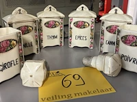 Lot 69 - vintage set witte keramieken kruidenpotjes