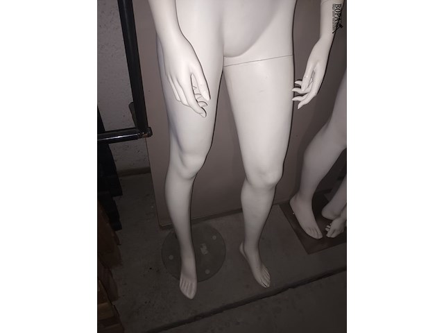 Lot 69 - witte paspop man en vrouw - afbeelding 5 van  5