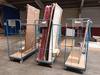 Lot 690 - blauwe transportkar met inhoud - afbeelding 1 van  2