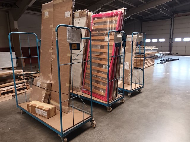 Lot 690 - blauwe transportkar met inhoud - afbeelding 2 van  2