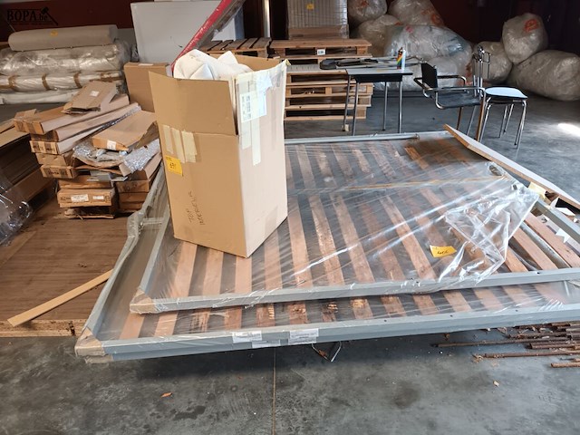 Lot 691 - lattenbodems en onderdelen - afbeelding 1 van  6
