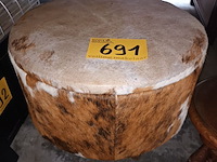 Lot 691 - opbergvak in koehuid - afbeelding 1 van  3