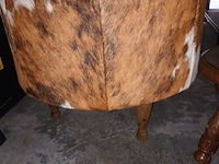 Lot 691 - opbergvak in koehuid - afbeelding 2 van  3