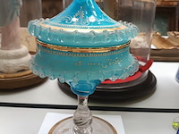 Lot 694 - dekselpot in glas - afbeelding 2 van  4