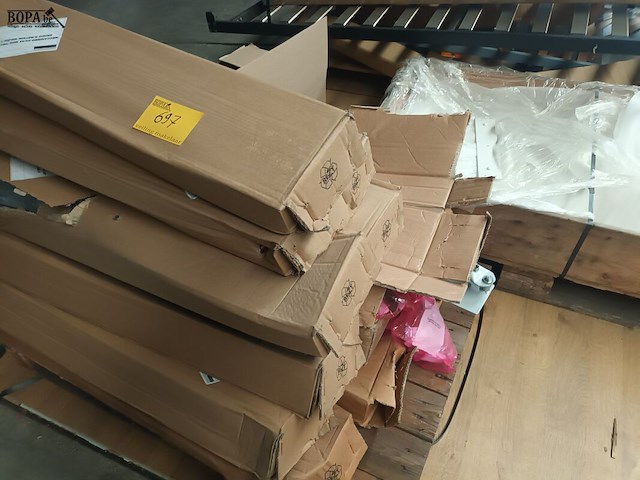 Lot 697 - palletrand en onderdelen voor bedden - afbeelding 1 van  5