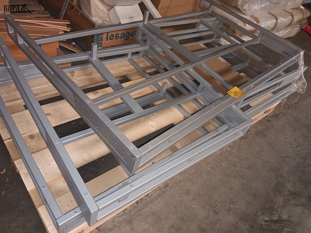 Lot 699 - metalen onderdelen voor bedden - afbeelding 2 van  2