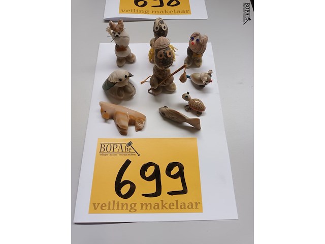 Lot 699 - miniatuurtjes uit schelpen en steen. 9 stuks - afbeelding 3 van  3