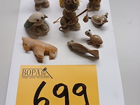 Lot 699 - miniatuurtjes uit schelpen en steen. 9 stuks - afbeelding 3 van  3