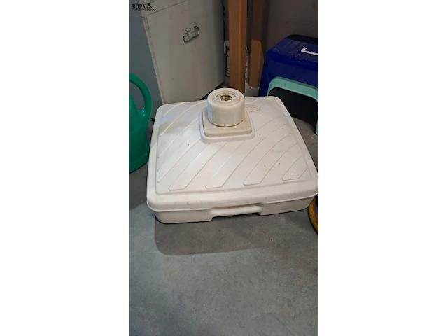 Lot 7 - aluminium haspel met gele tuinslang, parasolvoet wit plastie - afbeelding 2 van  4