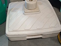 Lot 7 - aluminium haspel met gele tuinslang, parasolvoet wit plastie - afbeelding 2 van  4