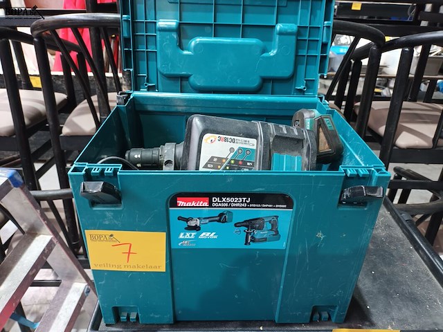 Lot 7 - boormachine en haakse slijper makita - afbeelding 1 van  6