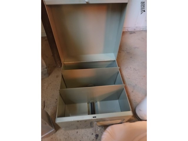 Lot 7 - brocante metalen koffertjes. 2 stuks - afbeelding 2 van  4