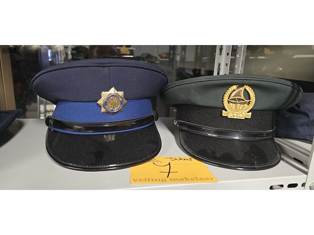 Lot 7 - dubai 2 kepies - afbeelding 1 van  3