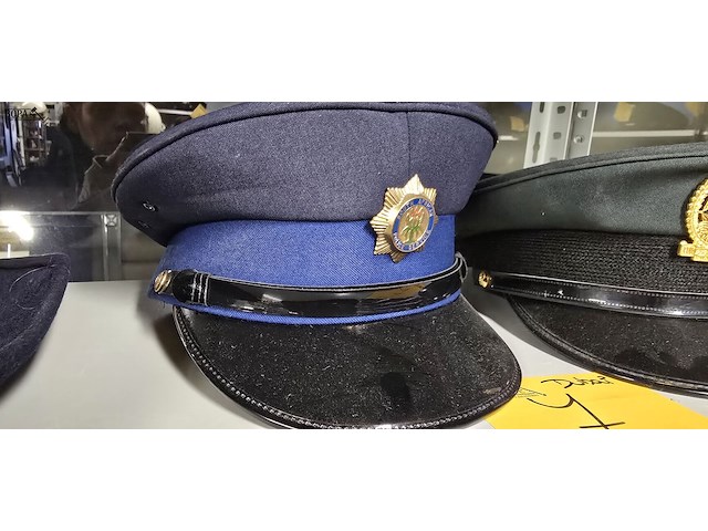 Lot 7 - dubai 2 kepies - afbeelding 2 van  3