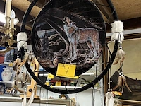 Lot 7 - grote decoratieve dromenvanger met huilende wolf