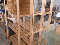 Lot 7 - houten rekken en mandjes