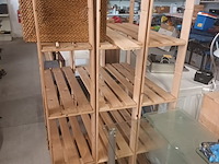 Lot 7 - houten rekken en mandjes - afbeelding 2 van  3