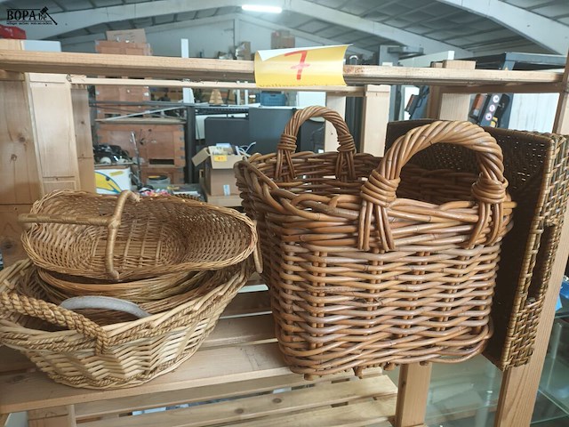 Lot 7 - houten rekken en mandjes - afbeelding 3 van  3