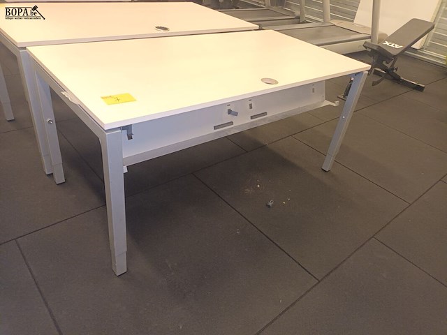 Lot 7 - in hoogte verstelbare tafel - afbeelding 1 van  3