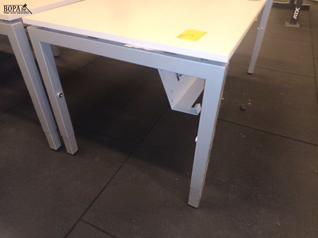 Lot 7 - in hoogte verstelbare tafel - afbeelding 2 van  3