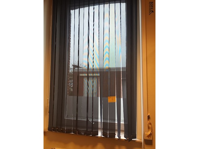 Lot 7 - lamellen gordijn luxaflex. 2 stuks - afbeelding 1 van  4