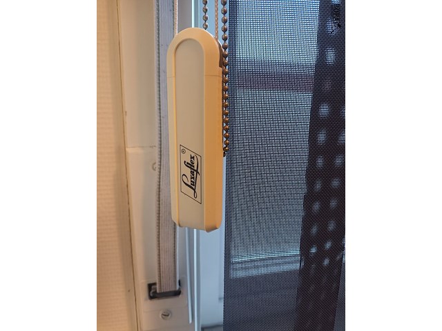 Lot 7 - lamellen gordijn luxaflex. 2 stuks - afbeelding 3 van  4