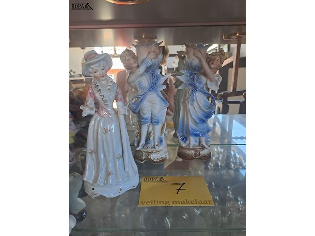 Lot 7 - lot porseleinen beeldjes: dame en koppel - afbeelding 1 van  4