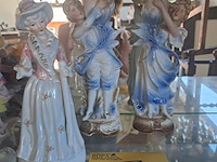 Lot 7 - lot porseleinen beeldjes: dame en koppel