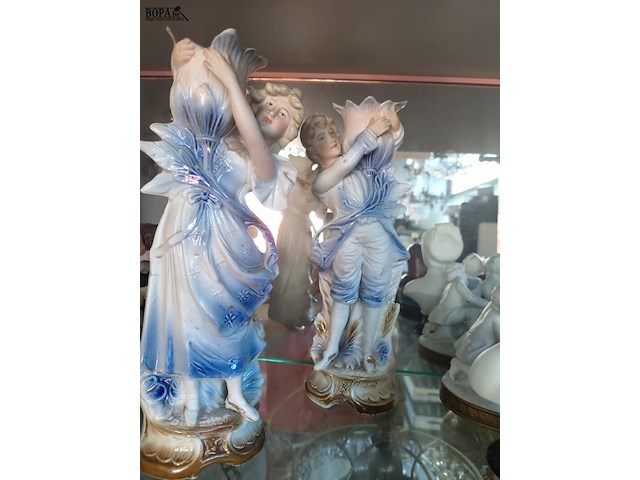 Lot 7 - lot porseleinen beeldjes: dame en koppel - afbeelding 2 van  4
