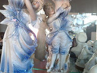 Lot 7 - lot porseleinen beeldjes: dame en koppel - afbeelding 2 van  4