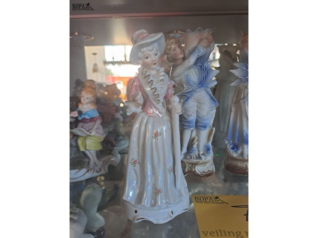 Lot 7 - lot porseleinen beeldjes: dame en koppel - afbeelding 3 van  4