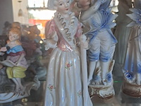 Lot 7 - lot porseleinen beeldjes: dame en koppel - afbeelding 3 van  4