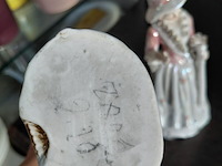 Lot 7 - lot porseleinen beeldjes: dame en koppel - afbeelding 4 van  4