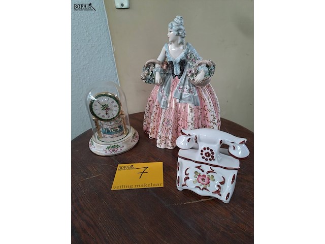 Lot 7 - lot porseleinen decoratie : vrouw met bloemen, klok met paar - afbeelding 1 van  3