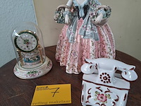 Lot 7 - lot porseleinen decoratie : vrouw met bloemen, klok met paar