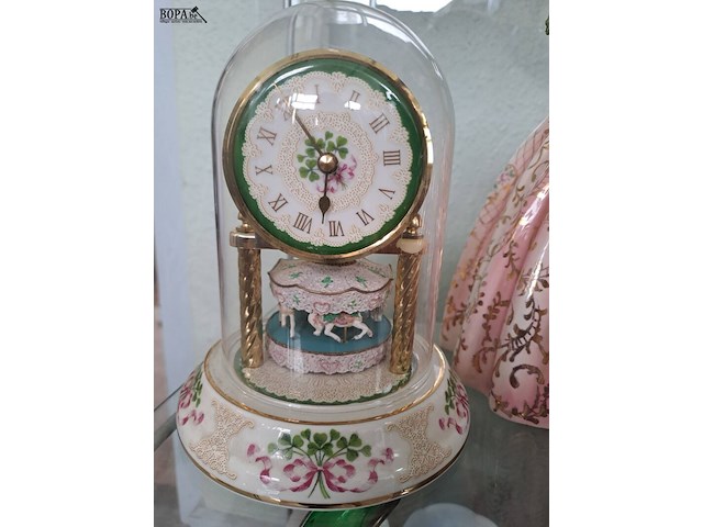 Lot 7 - lot porseleinen decoratie : vrouw met bloemen, klok met paar - afbeelding 2 van  3