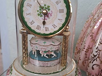 Lot 7 - lot porseleinen decoratie : vrouw met bloemen, klok met paar - afbeelding 2 van  3