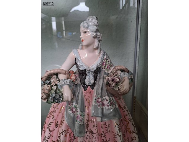 Lot 7 - lot porseleinen decoratie : vrouw met bloemen, klok met paar - afbeelding 3 van  3