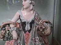 Lot 7 - lot porseleinen decoratie : vrouw met bloemen, klok met paar - afbeelding 3 van  3
